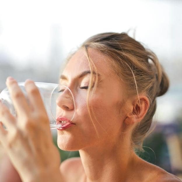 Boire de l’eau à jeun est un bon moyen d’accélérer votre métabolisme. 