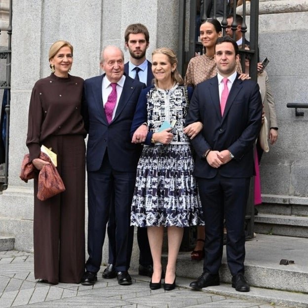 Le roi Juan Carlos avec ses filles, Infantas Elena et Cristina, et trois de ses petits-enfants lors du mariage du maire de Madrid avec Teresa Urquijo. 