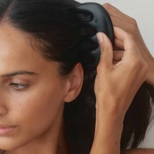 Comment faire le massage qui renforce les cheveux en deux minutes