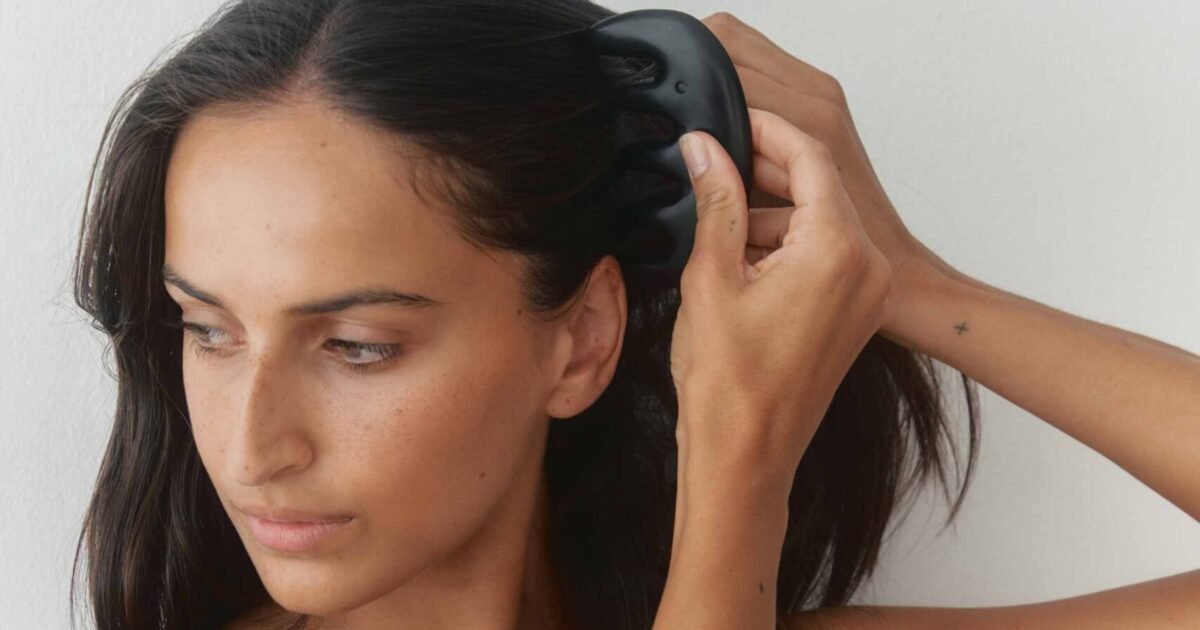 Comment faire le massage qui renforce les cheveux en deux minutes