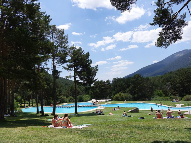 La plus belle piscine de Madrid se trouve au milieu d’une forêt