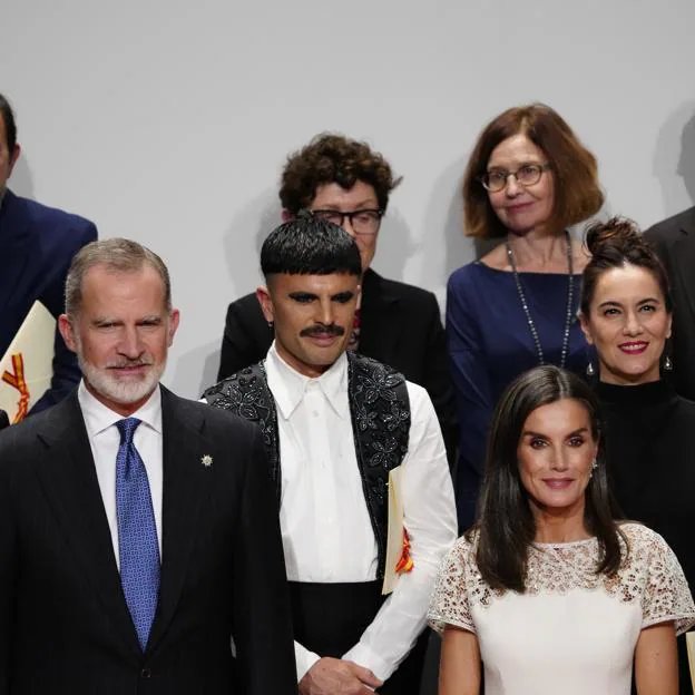 Les rois Felipe et Letizia posent avec les lauréats des Prix nationaux de la culture 2022-2023.