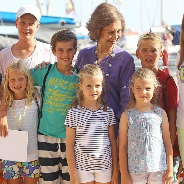 La reine Sofia avec plusieurs de ses petits-enfants à Majorque dans une image rétrospective. 