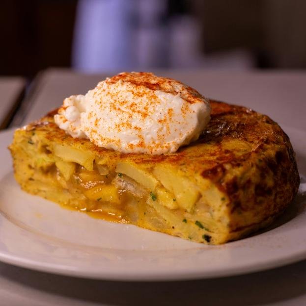 Tortilla de pomme de terre avec poivre vert et ail, la recette facile de Martín Berasategui.