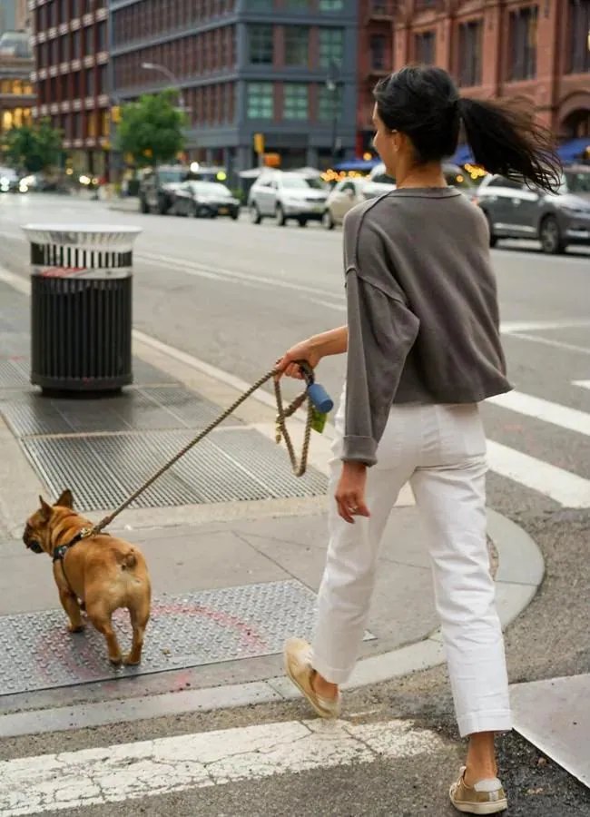 Femme marchant avec son chien/PEXELS