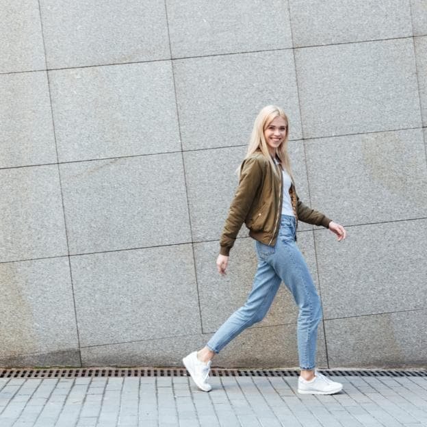 Marcher en étant reconnaissant pour les bonnes choses de la vie augmente votre sentiment de bien-être. 