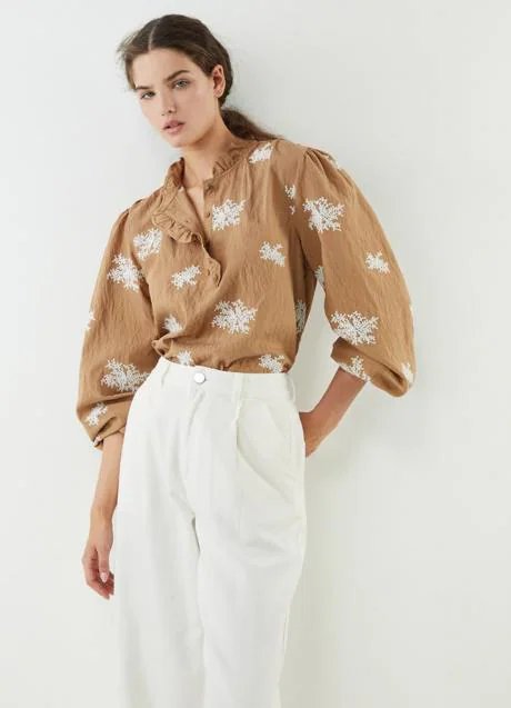 Blouse avec broderie do de Sfera (25,99 euros)