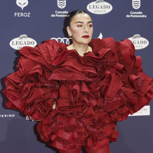 Le look dramatique de Candela Peña aux Feroz 2025 Awards : une mini-robe au volume XL et les bas les plus originaux