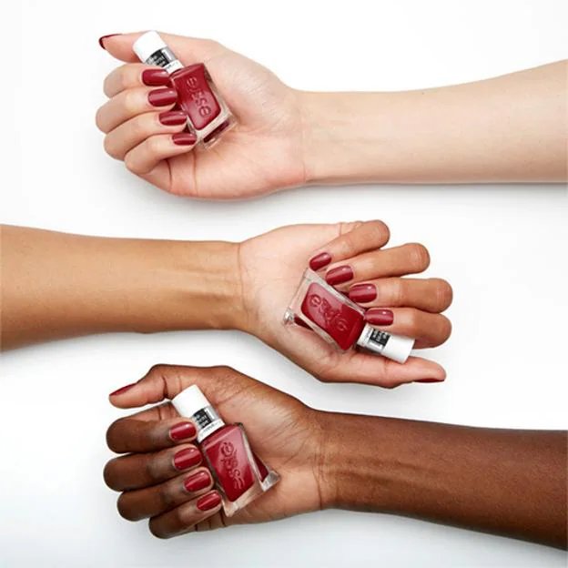 La manucure rouge d'Essie.