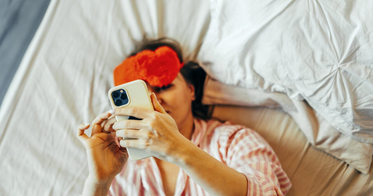 Les dangers de regarder son téléphone portable au lit au réveil