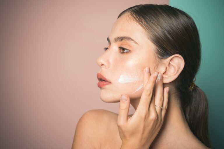 L’importance de l’exfoliation chimique pour la peau grasse