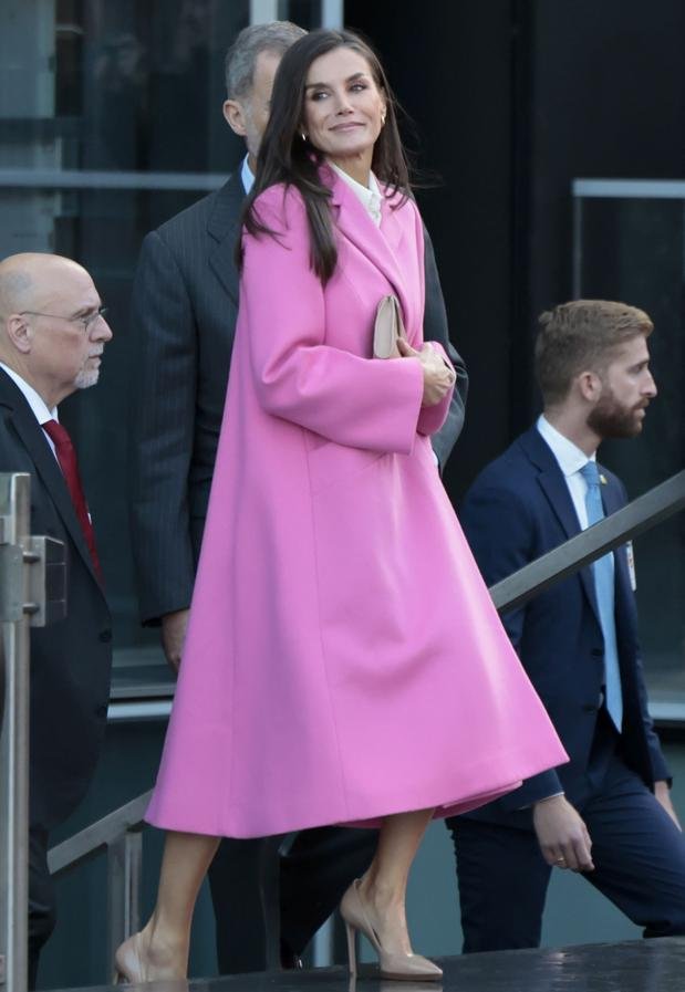 La reine Letizia avec le manteau rose Carolina Herrera en 2023. / GTRES