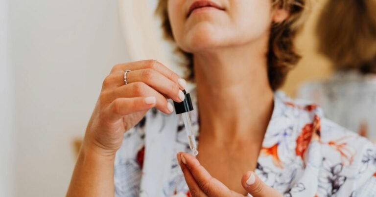 Pourquoi les poussées d’acné apparaissent pendant la ménopause et comment les traiter