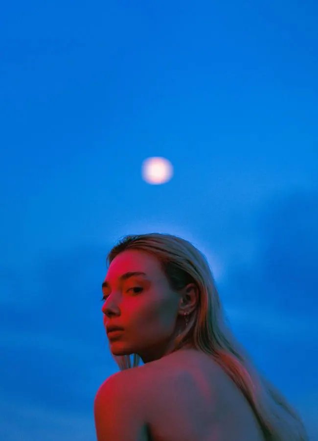 Femme avec la lune en arrière-plan/PEXELS