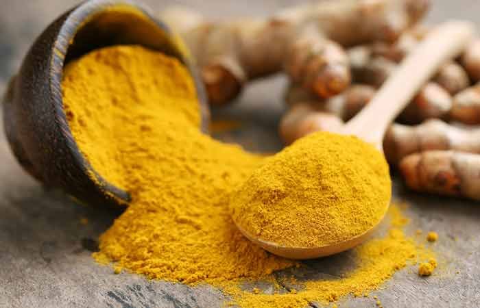 Traitement ayurvédique pour une peau éclatante avec du curcuma et de la farine de riz pour exfolier votre peau